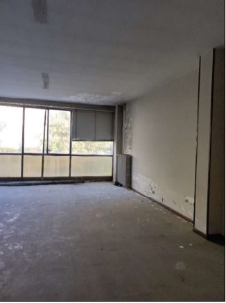 L’unità a destinazione terziaria cat. A/10 di 43,5 vani occupa l’intero primo piano ed è collegata al piano terra da una scala che conduce all’ingresso esclusivo sul porticato condominiale. Posto auto coperto in autorimessa interrata condominiale piano S1 ingresso da Via Brigata Padova civico 15. Id. cat. Unità Uso Ufficio cat. A/10  Foglio 85 (ex B/13) part. 482 (ex 1307) sub 7; Unità secondaria cat.C/6 Foglio 85 (ex B/13) part. 482 (ex 1307) sub 239 . Sup. mq 1165  catastali; 9 mq catastali posto auto coperto. Libero 
AVVISO. Alcuni immobili del Complesso Palestro sono stati interessati da un problema di sfondellamento solai, i potenziali acquirenti sono edotti del rischio e accettano di eseguire a proprio caricoeventuali interventi manutentivi con pieno esonero di INPS. PIENA Proprietà.