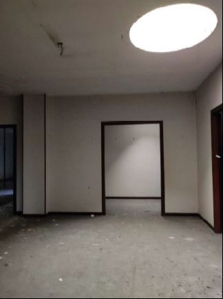 L’unità a destinazione terziaria cat. A/10 di 43,5 vani occupa l’intero primo piano ed è collegata al piano terra da una scala che conduce all’ingresso esclusivo sul porticato condominiale. Posto auto coperto in autorimessa interrata condominiale piano S1 ingresso da Via Brigata Padova civico 15. Id. cat. Unità Uso Ufficio cat. A/10  Foglio 85 (ex B/13) part. 482 (ex 1307) sub 7; Unità secondaria cat.C/6 Foglio 85 (ex B/13) part. 482 (ex 1307) sub 239 . Sup. mq 1165  catastali; 9 mq catastali posto auto coperto. Libero 
AVVISO. Alcuni immobili del Complesso Palestro sono stati interessati da un problema di sfondellamento solai, i potenziali acquirenti sono edotti del rischio e accettano di eseguire a proprio caricoeventuali interventi manutentivi con pieno esonero di INPS. PIENA Proprietà.