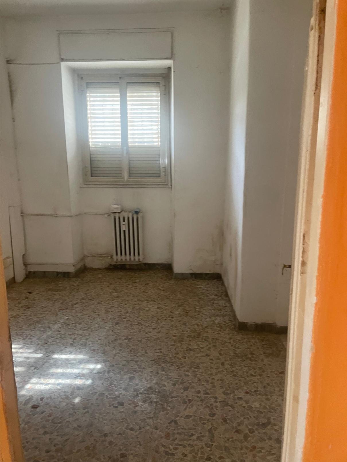 u.i. composta da 4,5 vani catastali di altezza netta interna pari a 3,20 mt. Ingresso, soggiorno, cucina, due camere, un bagno. giardino di proprietà di circa 25mq. Id. cat. Foglio 194 particella 160 sub 515 + foglio 194 particella 687 sub 517 e 519 categoria catastale A3 cl. 2; superficie catastale 76mq (73mq coperti). Libero, proprietà 100%