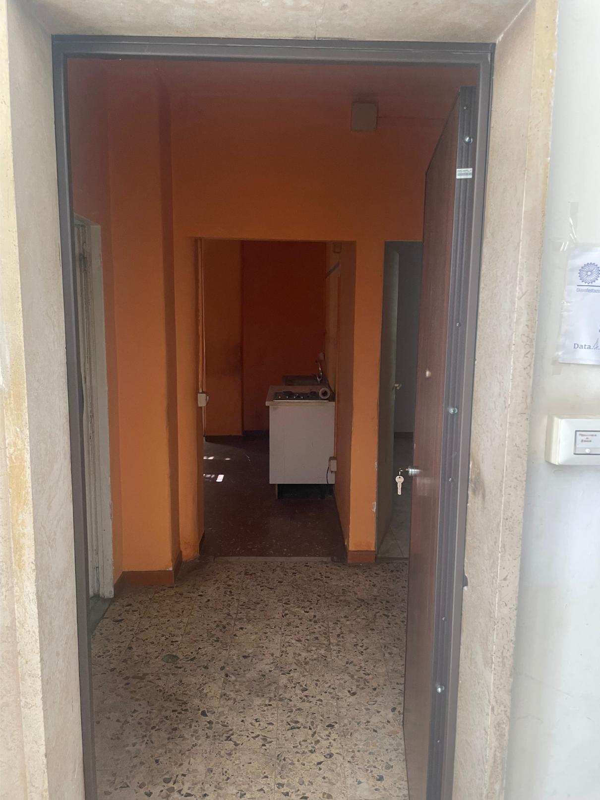 u.i. composta da 4,5 vani catastali di altezza netta interna pari a 3,20 mt. Ingresso, soggiorno, cucina, due camere, un bagno. giardino di proprietà di circa 25mq. Id. cat. Foglio 194 particella 160 sub 515 + foglio 194 particella 687 sub 517 e 519 categoria catastale A3 cl. 2; superficie catastale 76mq (73mq coperti). Libero, proprietà 100%