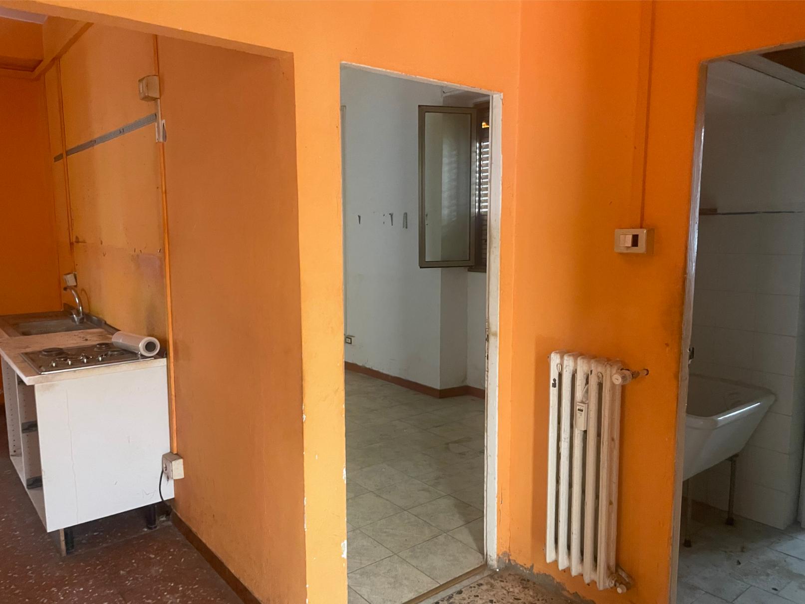 u.i. composta da 4,5 vani catastali di altezza netta interna pari a 3,20 mt. Ingresso, soggiorno, cucina, due camere, un bagno. giardino di proprietà di circa 25mq. Id. cat. Foglio 194 particella 160 sub 515 + foglio 194 particella 687 sub 517 e 519 categoria catastale A3 cl. 2; superficie catastale 76mq (73mq coperti). Libero, proprietà 100%