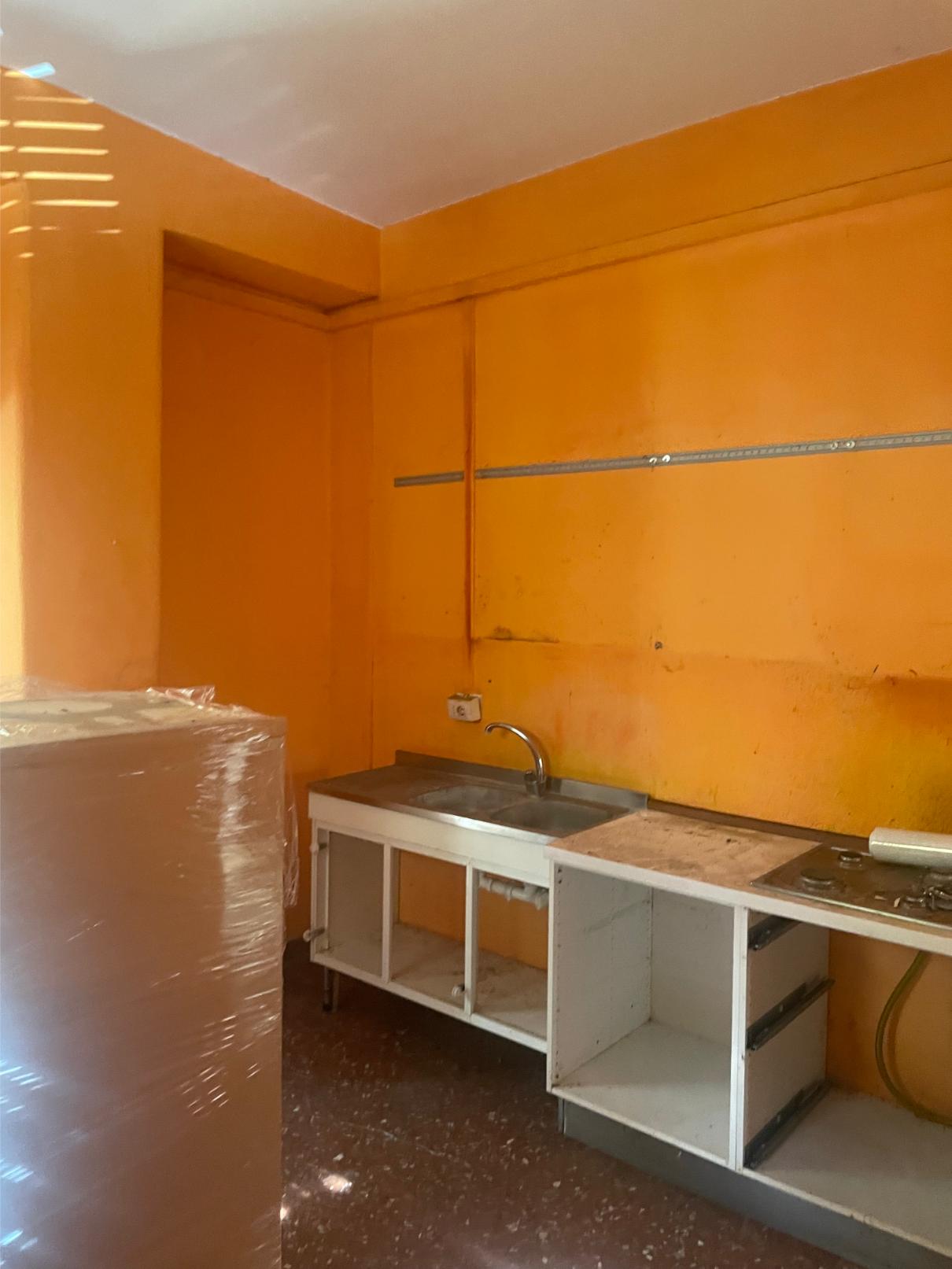 u.i. composta da 4,5 vani catastali di altezza netta interna pari a 3,20 mt. Ingresso, soggiorno, cucina, due camere, un bagno. giardino di proprietà di circa 25mq. Id. cat. Foglio 194 particella 160 sub 515 + foglio 194 particella 687 sub 517 e 519 categoria catastale A3 cl. 2; superficie catastale 76mq (73mq coperti). Libero, proprietà 100%