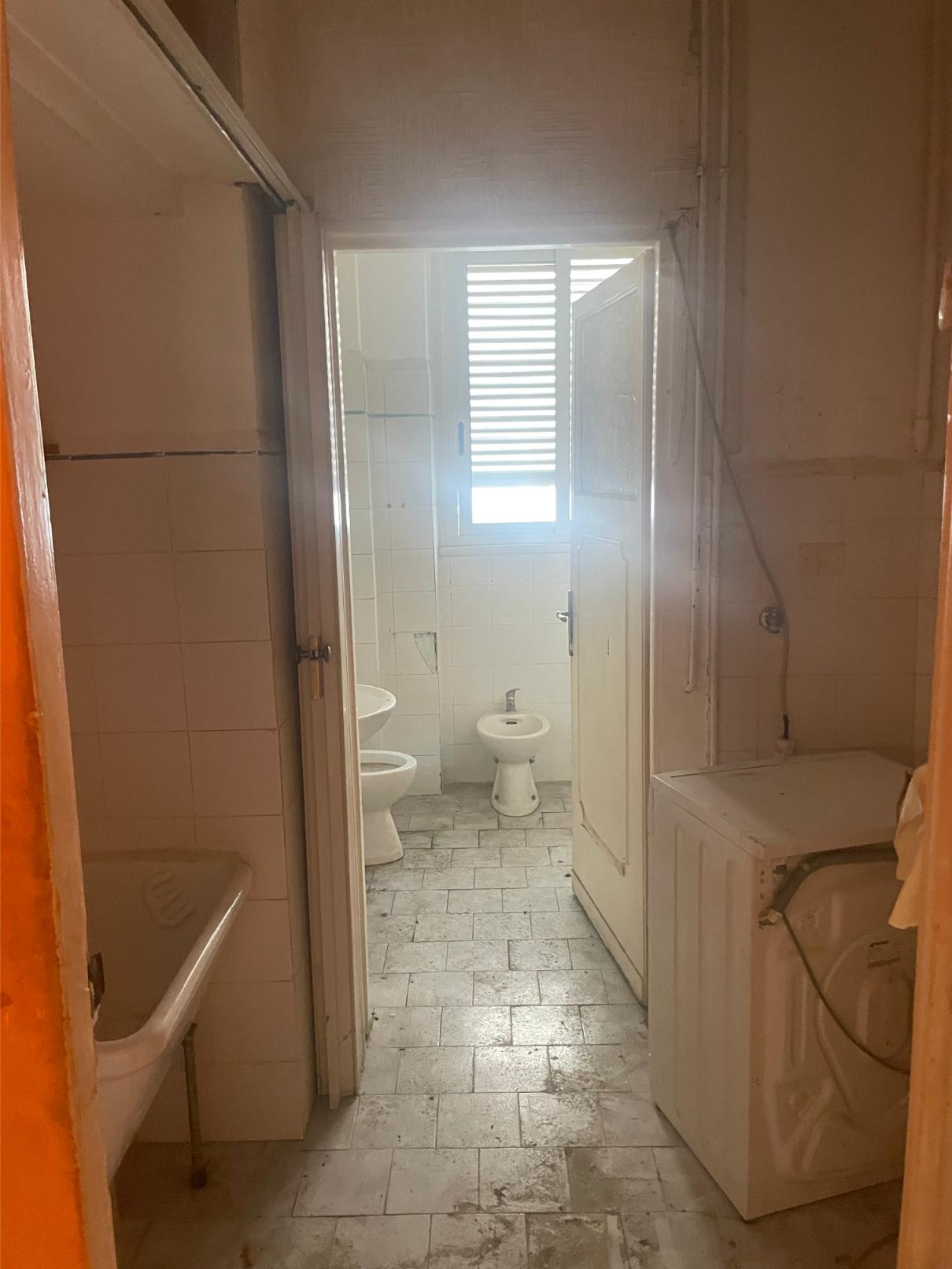 u.i. composta da 4,5 vani catastali di altezza netta interna pari a 3,20 mt. Ingresso, soggiorno, cucina, due camere, un bagno. giardino di proprietà di circa 25mq. Id. cat. Foglio 194 particella 160 sub 515 + foglio 194 particella 687 sub 517 e 519 categoria catastale A3 cl. 2; superficie catastale 76mq (73mq coperti). Libero, proprietà 100%