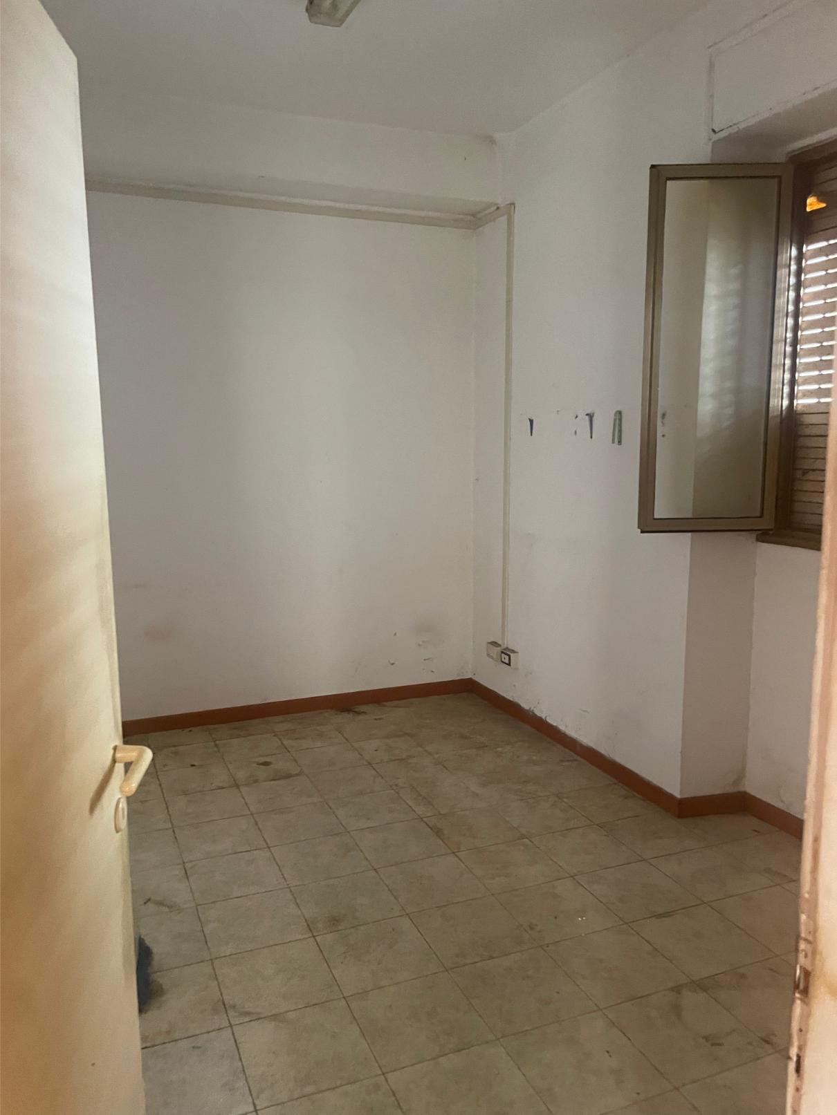 u.i. composta da 4,5 vani catastali di altezza netta interna pari a 3,20 mt. Ingresso, soggiorno, cucina, due camere, un bagno. giardino di proprietà di circa 25mq. Id. cat. Foglio 194 particella 160 sub 515 + foglio 194 particella 687 sub 517 e 519 categoria catastale A3 cl. 2; superficie catastale 76mq (73mq coperti). Libero, proprietà 100%