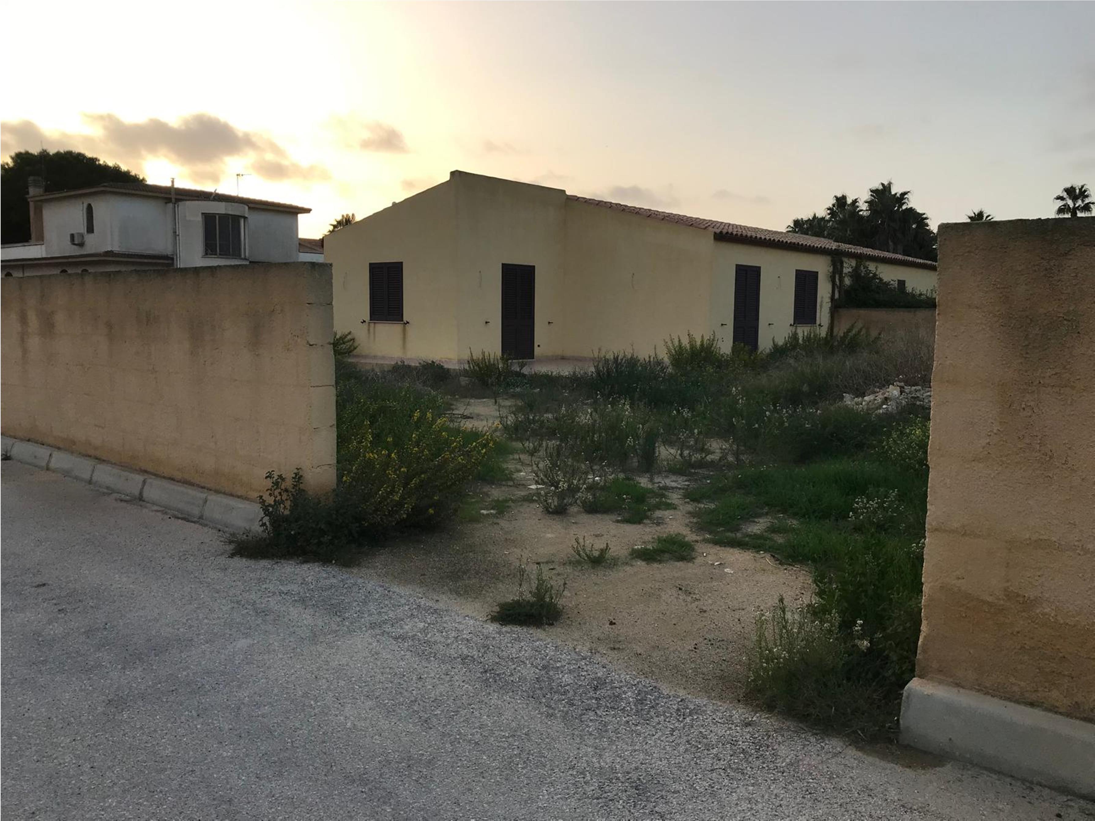 Unità immobiliare "1" dellaVilletta Bifamiliare Lotto 2 "Delfino 1". Parte di unità immobiliare "1" di una villetta bifamiliare di solo un piano fuori terra con tetto a falda, adibito a civile abitazione. La struttura portante è del tipo intelaiato in cemento armato, tompagnamento in muratura a cassa vuota, solaio del tipo misto in latero-cemento ricoperto con coppi. Lotto terreni foglio 298 part. 3316. Spazio esterno di pertinenza mq. 413,50 - Verande di pertinenza mq. 37,33. Sup mq (arr) mq. 82,15. Non censito. Libero, piena proprietà.