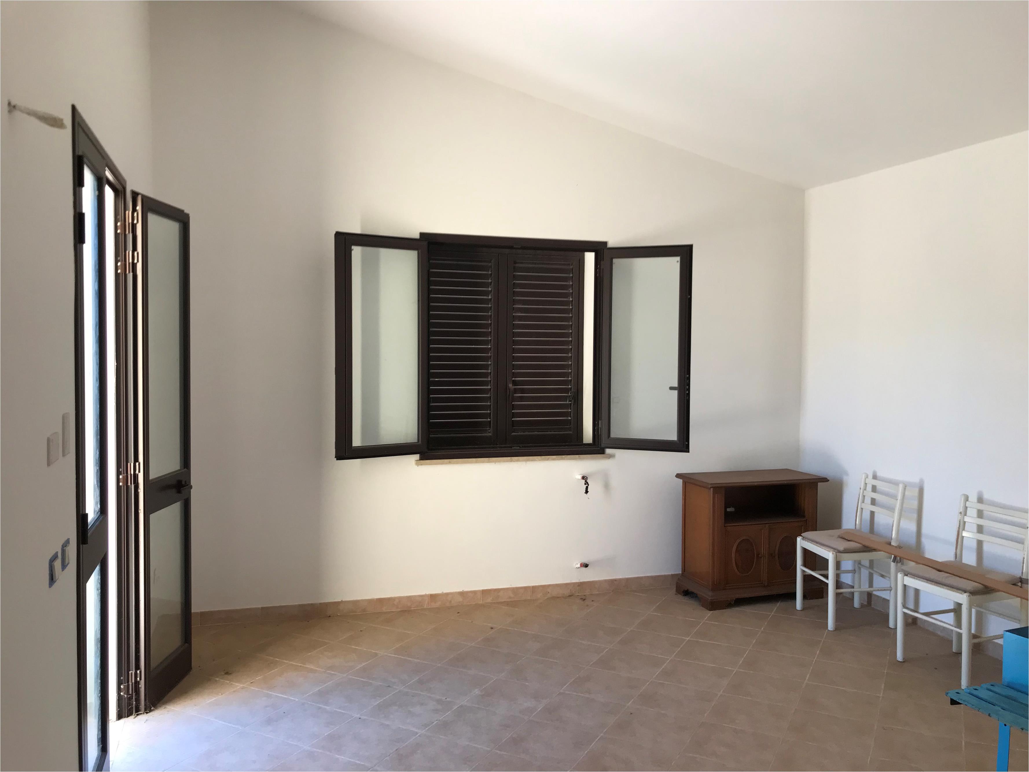Unità immobiliare "1" dellaVilletta Bifamiliare Lotto 2 "Delfino 1". Parte di unità immobiliare "1" di una villetta bifamiliare di solo un piano fuori terra con tetto a falda, adibito a civile abitazione. La struttura portante è del tipo intelaiato in cemento armato, tompagnamento in muratura a cassa vuota, solaio del tipo misto in latero-cemento ricoperto con coppi. Lotto terreni foglio 298 part. 3316. Spazio esterno di pertinenza mq. 413,50 - Verande di pertinenza mq. 37,33. Sup mq (arr) mq. 82,15. Non censito. Libero, piena proprietà.