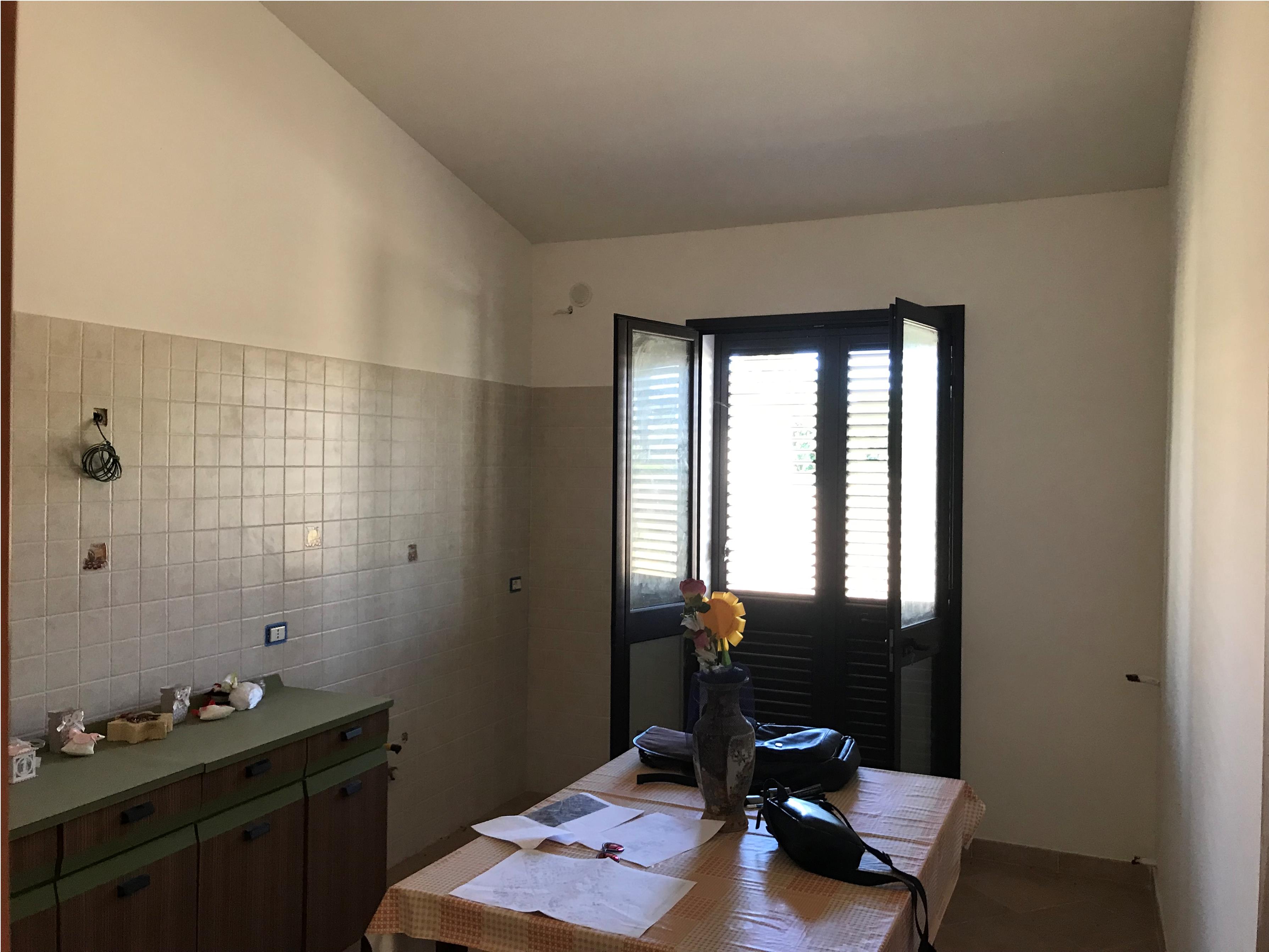 Unità immobiliare "1" dellaVilletta Bifamiliare Lotto 2 "Delfino 1". Parte di unità immobiliare "1" di una villetta bifamiliare di solo un piano fuori terra con tetto a falda, adibito a civile abitazione. La struttura portante è del tipo intelaiato in cemento armato, tompagnamento in muratura a cassa vuota, solaio del tipo misto in latero-cemento ricoperto con coppi. Lotto terreni foglio 298 part. 3316. Spazio esterno di pertinenza mq. 413,50 - Verande di pertinenza mq. 37,33. Sup mq (arr) mq. 82,15. Non censito. Libero, piena proprietà.