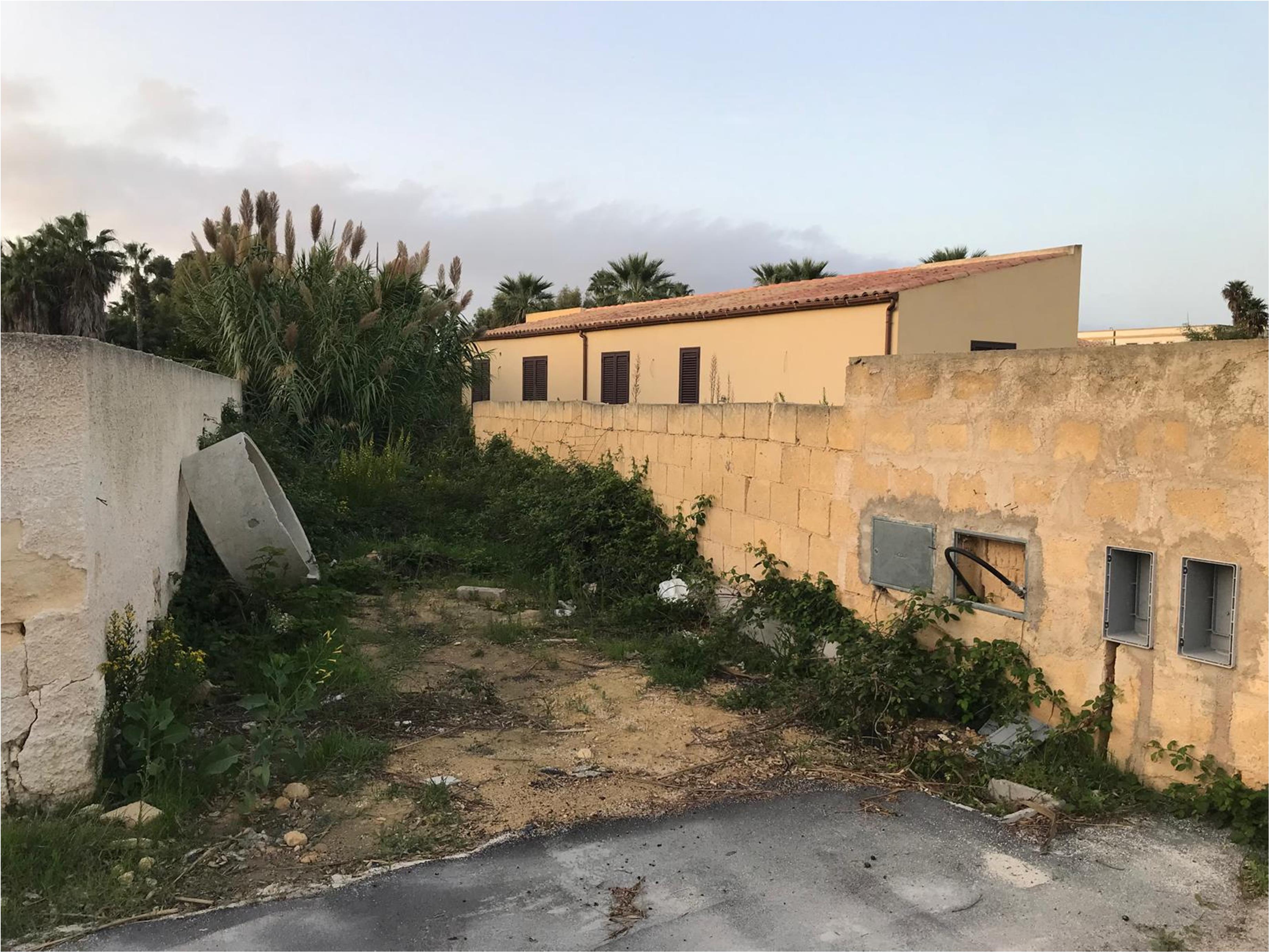 Unità immobiliare "2" della Villetta Bifamiliare Lotto 2 "Delfino 1". Parte di unità immobiliare "2" di una villetta bifamiliare di solo un piano fuori terra con tetto a falda, adibito a civile abitazione. La struttura portante è del tipo intelaiato in cemento armato, tompagnamento in muratura a cassa vuota, solaio del tipo misto in latero-cemento ricoperto con coppi. Lotto terreni foglio 298 part. 2661. Spazio esterno di pertinenza mq. 230,40  - Veranda scoperta mq. 38,08. Sup mq (arr) mq. 82,15. FOGLIO 298- PARTICELLA: 3351- SUB 2.. Libero, piena proprietà.