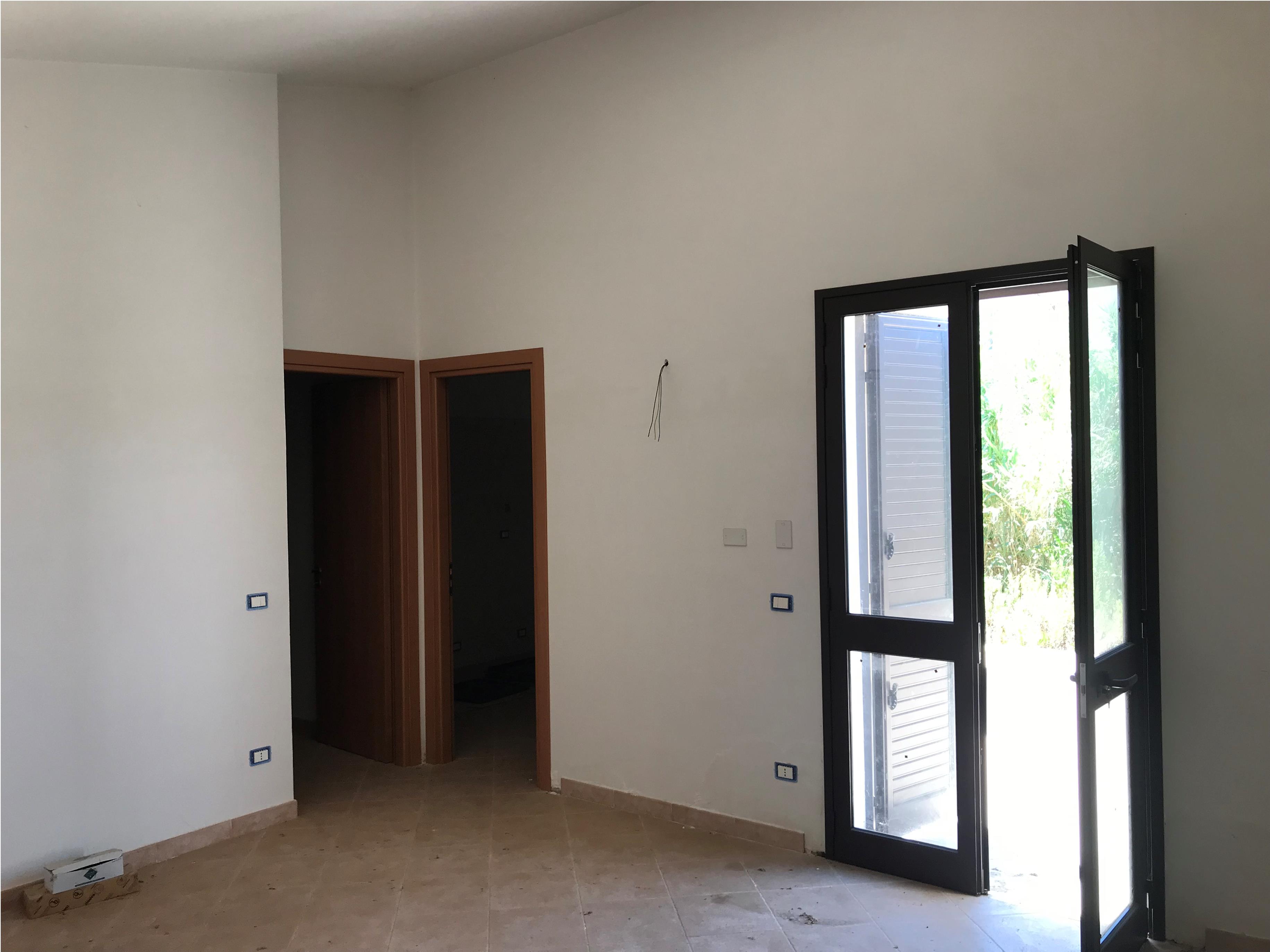 Unità immobiliare "2" della Villetta Bifamiliare Lotto 2 "Delfino 1". Parte di unità immobiliare "2" di una villetta bifamiliare di solo un piano fuori terra con tetto a falda, adibito a civile abitazione. La struttura portante è del tipo intelaiato in cemento armato, tompagnamento in muratura a cassa vuota, solaio del tipo misto in latero-cemento ricoperto con coppi. Lotto terreni foglio 298 part. 2661. Spazio esterno di pertinenza mq. 230,40  - Veranda scoperta mq. 38,08. Sup mq (arr) mq. 82,15. FOGLIO 298- PARTICELLA: 3351- SUB 2.. Libero, piena proprietà.