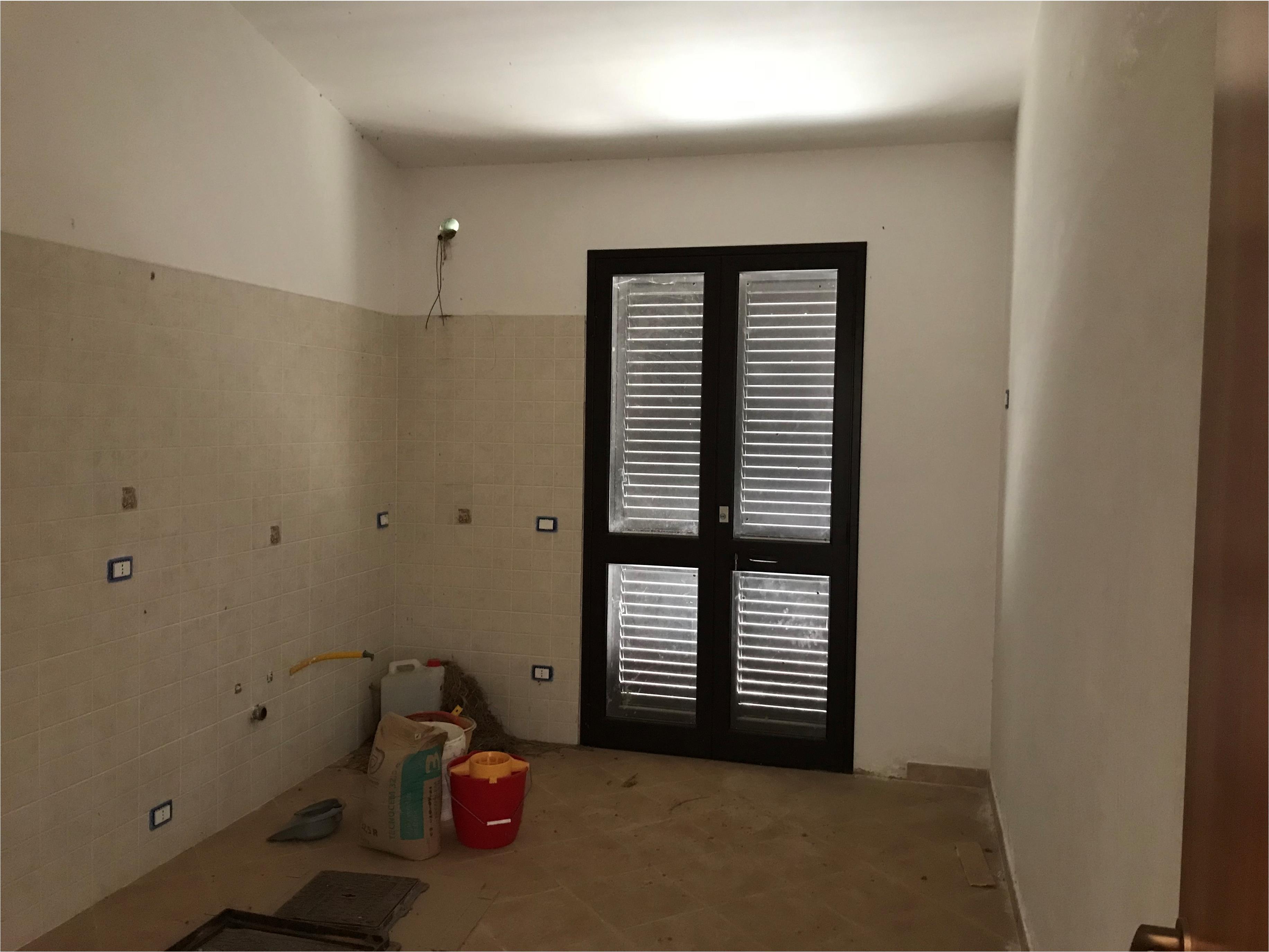 Unità immobiliare "2" della Villetta Bifamiliare Lotto 2 "Delfino 1". Parte di unità immobiliare "2" di una villetta bifamiliare di solo un piano fuori terra con tetto a falda, adibito a civile abitazione. La struttura portante è del tipo intelaiato in cemento armato, tompagnamento in muratura a cassa vuota, solaio del tipo misto in latero-cemento ricoperto con coppi. Lotto terreni foglio 298 part. 2661. Spazio esterno di pertinenza mq. 230,40  - Veranda scoperta mq. 38,08. Sup mq (arr) mq. 82,15. FOGLIO 298- PARTICELLA: 3351- SUB 2.. Libero, piena proprietà.