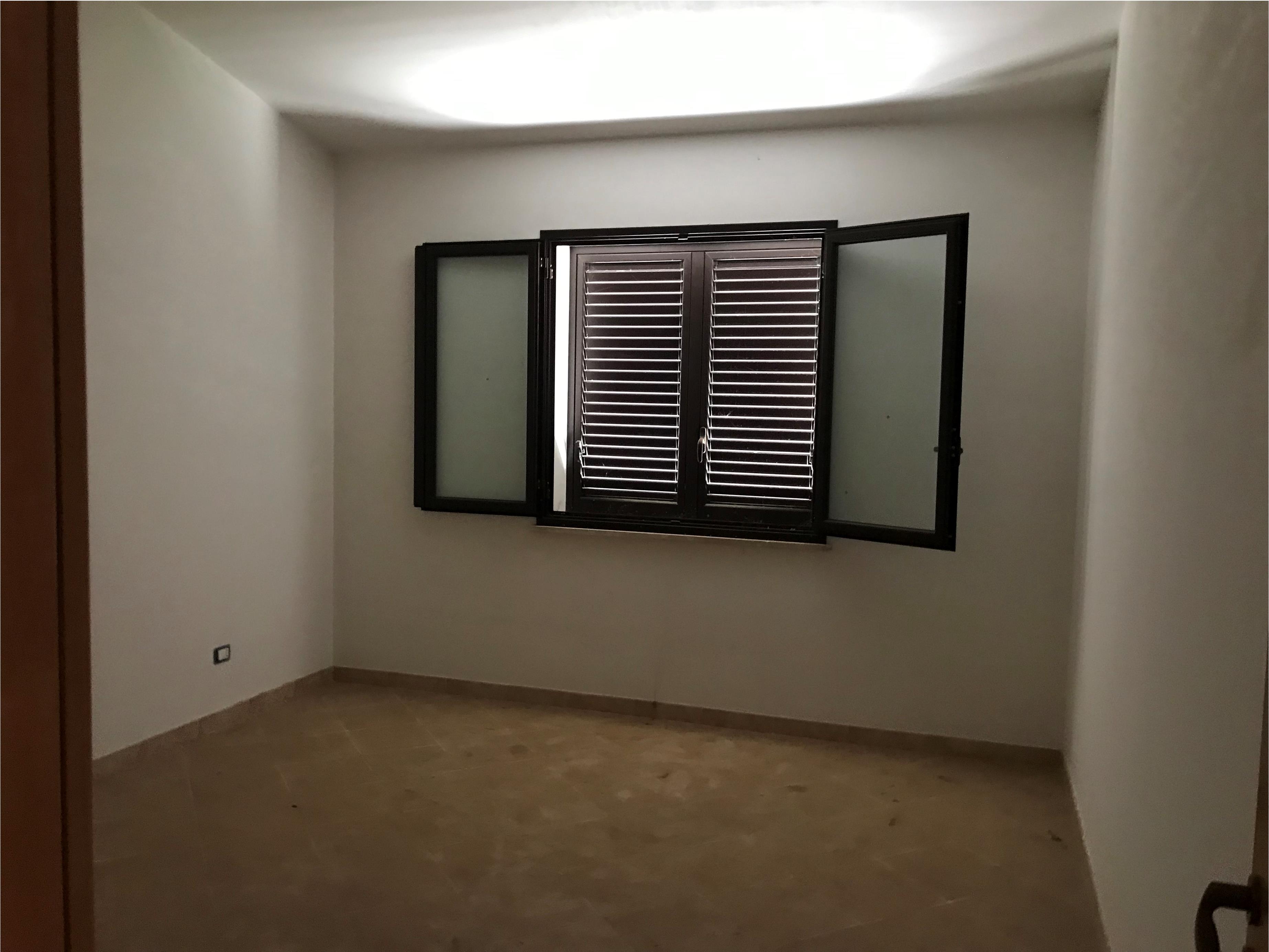 Unità immobiliare "2" della Villetta Bifamiliare Lotto 2 "Delfino 1". Parte di unità immobiliare "2" di una villetta bifamiliare di solo un piano fuori terra con tetto a falda, adibito a civile abitazione. La struttura portante è del tipo intelaiato in cemento armato, tompagnamento in muratura a cassa vuota, solaio del tipo misto in latero-cemento ricoperto con coppi. Lotto terreni foglio 298 part. 2661. Spazio esterno di pertinenza mq. 230,40  - Veranda scoperta mq. 38,08. Sup mq (arr) mq. 82,15. FOGLIO 298- PARTICELLA: 3351- SUB 2.. Libero, piena proprietà.