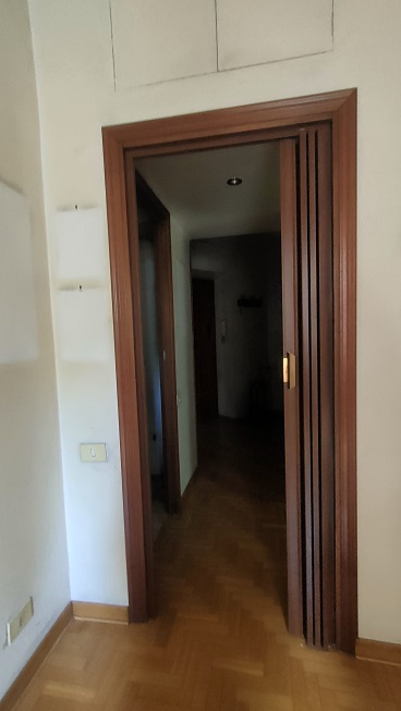 APPARTAMENTO INT.8 DI 3 VANI CON ASCENSORE. Dati Catastali [N.C.E.U.] Cat. A/4, fg, 512. part. 40, sub. 17. Mq. 54. Libero