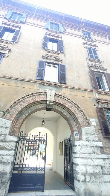 APPARTAMENTO INT.8 DI 3 VANI CON ASCENSORE. Dati Catastali [N.C.E.U.] Cat. A/4, fg, 512. part. 40, sub. 17. Mq. 54. Libero