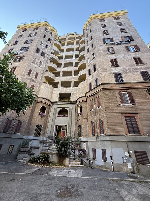 APPARTAMENTO INT. 5 DI 4,5 VANI  CON ASCENSORE. Dati Catastali [N.C.E.U.] Cat. A/4, fg, 454. part. 34, sub. 17. Mq. 78. Libero