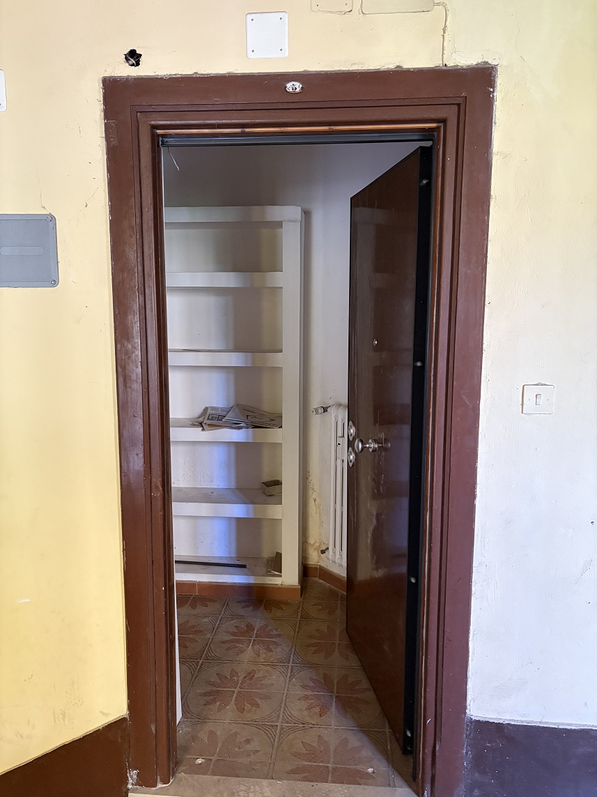 APPARTAMENTO INT. 5 DI 4,5 VANI  CON ASCENSORE. Dati Catastali [N.C.E.U.] Cat. A/4, fg, 454. part. 34, sub. 17. Mq. 78. Libero