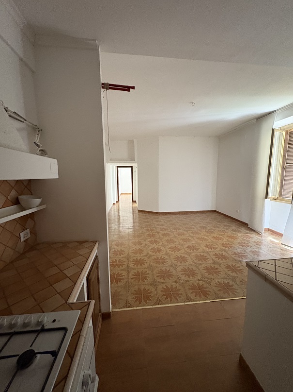 APPARTAMENTO INT. 5 DI 4,5 VANI  CON ASCENSORE. Dati Catastali [N.C.E.U.] Cat. A/4, fg, 454. part. 34, sub. 17. Mq. 78. Libero