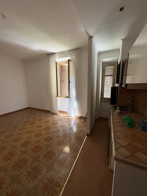 APPARTAMENTO INT. 5 DI 4,5 VANI  CON ASCENSORE. Dati Catastali [N.C.E.U.] Cat. A/4, fg, 454. part. 34, sub. 17. Mq. 78. Libero