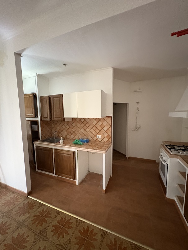 APPARTAMENTO INT. 5 DI 4,5 VANI  CON ASCENSORE. Dati Catastali [N.C.E.U.] Cat. A/4, fg, 454. part. 34, sub. 17. Mq. 78. Libero