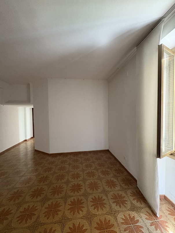 APPARTAMENTO INT. 5 DI 4,5 VANI  CON ASCENSORE. Dati Catastali [N.C.E.U.] Cat. A/4, fg, 454. part. 34, sub. 17. Mq. 78. Libero