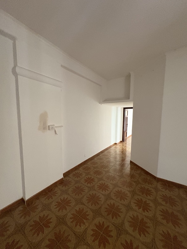 APPARTAMENTO INT. 5 DI 4,5 VANI  CON ASCENSORE. Dati Catastali [N.C.E.U.] Cat. A/4, fg, 454. part. 34, sub. 17. Mq. 78. Libero