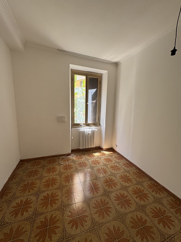 APPARTAMENTO INT. 5 DI 4,5 VANI  CON ASCENSORE. Dati Catastali [N.C.E.U.] Cat. A/4, fg, 454. part. 34, sub. 17. Mq. 78. Libero