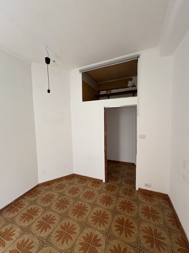 APPARTAMENTO INT. 5 DI 4,5 VANI  CON ASCENSORE. Dati Catastali [N.C.E.U.] Cat. A/4, fg, 454. part. 34, sub. 17. Mq. 78. Libero