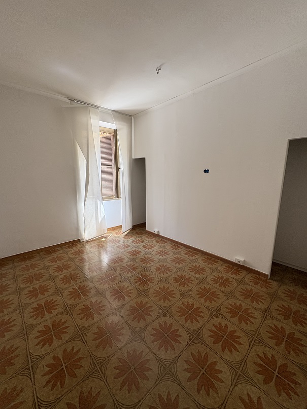 APPARTAMENTO INT. 5 DI 4,5 VANI  CON ASCENSORE. Dati Catastali [N.C.E.U.] Cat. A/4, fg, 454. part. 34, sub. 17. Mq. 78. Libero