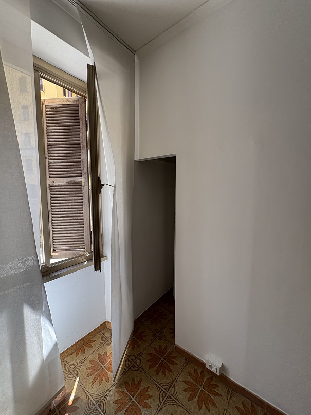 APPARTAMENTO INT. 5 DI 4,5 VANI  CON ASCENSORE. Dati Catastali [N.C.E.U.] Cat. A/4, fg, 454. part. 34, sub. 17. Mq. 78. Libero