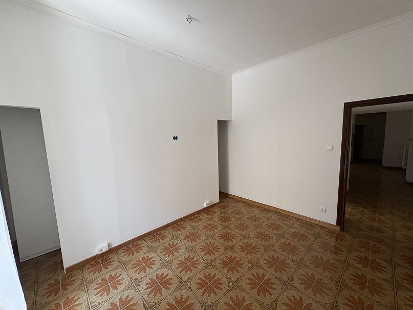 APPARTAMENTO INT. 5 DI 4,5 VANI  CON ASCENSORE. Dati Catastali [N.C.E.U.] Cat. A/4, fg, 454. part. 34, sub. 17. Mq. 78. Libero