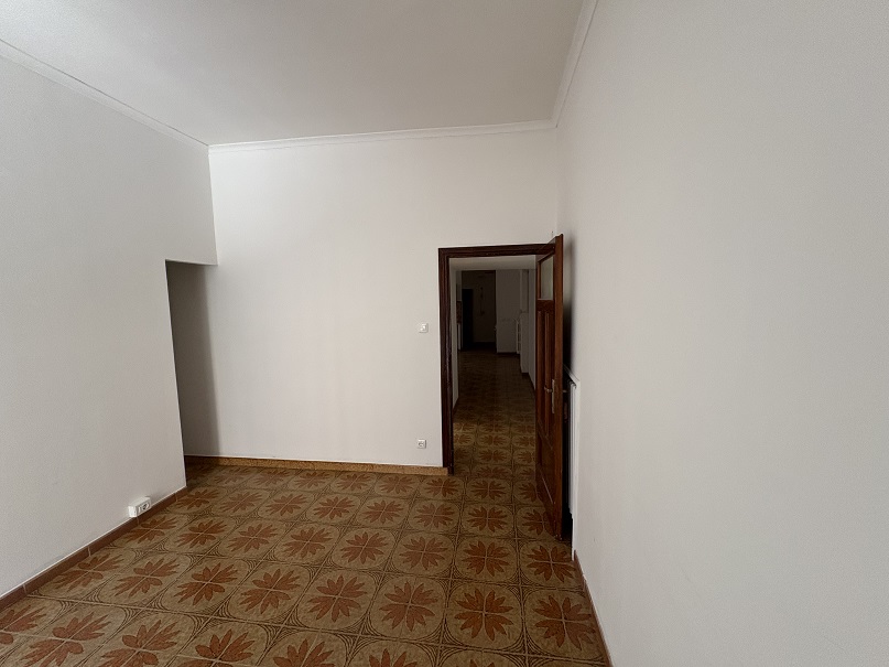 APPARTAMENTO INT. 5 DI 4,5 VANI  CON ASCENSORE. Dati Catastali [N.C.E.U.] Cat. A/4, fg, 454. part. 34, sub. 17. Mq. 78. Libero