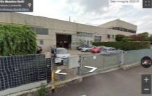 Laboratorio Arti e mestieri e corte di pertinenza - La struttura in elevazione è costituita da elementi pefabbricati in CA,la facciata è realizzata con pannelli prefabbricati, sulla quale si aprono portoni di ingresso e le finestre, la copertura è a falde con la presenza di ampi lucernari. Il capannone al piano terreno H= 6,20 sottotrave: ampio e unico locale con annessi due locali con bagni e spogliatoi; scala interna di accesso al soppalco H= 2,75: composto da due locali ad uso ufficio e cucina. Id. cat. FG. 43 partt. 87- sub 703, graffato con part. 93 sub 702, categ. C/3, classe 4, consistenza mq 340, Rendita € 755,06. FG. 43 partt. 87- sub 703, graffato con part. 93 sub 702, categ. C/3, classe 4, consistenza mq 340, Rendita € 755,06. Sup. 362. Libero. Proprietà 1/1