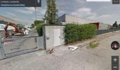 Laboratorio Arti e mestieri e corte di pertinenza - La struttura in elevazione è costituita da elementi pefabbricati in CA,la facciata è realizzata con pannelli prefabbricati, sulla quale si aprono portoni di ingresso e le finestre, la copertura è a falde con la presenza di ampi lucernari. Il capannone al piano terreno H= 6,20 sottotrave: ampio e unico locale con annessi due locali con bagni e spogliatoi; scala interna di accesso al soppalco H= 2,75: composto da due locali ad uso ufficio e cucina. Id. cat. FG. 43 partt. 87- sub 703, graffato con part. 93 sub 702, categ. C/3, classe 4, consistenza mq 340, Rendita € 755,06. FG. 43 partt. 87- sub 703, graffato con part. 93 sub 702, categ. C/3, classe 4, consistenza mq 340, Rendita € 755,06. Sup. 362. Libero. Proprietà 1/1