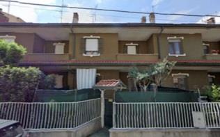 Villetta a schiera, identificato in catasto al foglio 8 part. 179 sub 1 - cat. A7, classe 3 consistenza 6,5 vani rendita catastale € 503,55; Superficie mq 134; piano T - 1 - S1; box auto identificato in catasto al foglio 8 part. 179 sub 2 - cat. C6, classe 4, consistenza 24 mq, rendita catastale € 66,93; piano S1. Il piano seminterrato è composto di: un box autorimessa, un locale, un locale caldaia. Realizzato con licenza edilizia n. 273/1978 del 28.12.1978; stato di conservazione normale. L'immobile dispone di giardino antistante e giardino posteriore e cantina al piano interrato, adiacente al box auto. Libero. Proprietà 1/1