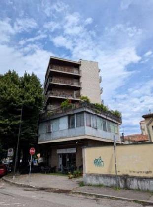 Appartamento in pessimo stato di conservazione posto al piano 6°. Ingresso/disimpegno, una cucina, un soggiorno, un salotto, un disimpegno, un bagno, due camere (una singola ed una matrimoniale) e due balconi uno serve la zona giorno ed uno la camera matrimoniale ed il bagno. Id. cat. FG 10, Part.lla 4890, sub 19 - categoria A2 classe 2, consistenza 6,5 vani, superficie 117 mq, rendita € 570,68 . Sup. 117. Libero. Proprietà 1/1