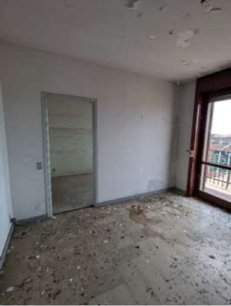 Appartamento in pessimo stato di conservazione posto al piano 6°. Ingresso/disimpegno, una cucina, un soggiorno, un salotto, un disimpegno, un bagno, due camere (una singola ed una matrimoniale) e due balconi uno serve la zona giorno ed uno la camera matrimoniale ed il bagno. Id. cat. FG 10, Part.lla 4890, sub 19 - categoria A2 classe 2, consistenza 6,5 vani, superficie 117 mq, rendita € 570,68 . Sup. 117. Libero. Proprietà 1/1