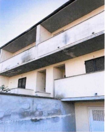 Quota 50% foglio n. 18 particella 828 subalterno n. 9, con un’altezza interna di m 2,70. Tre piani terra, primo e interrato, collegati tra loro con una scala interna. La zona giorno è al piano terra ed è costituita da una cucina, un soggiorno, un bagno, un terrazzo e un’area esterna esclusiva; la zona notte è al piano primo ed è costituita da tre camere, un disimpegno, un bagno e due terrazzi e infine al piano interrato c’è un piccolo servizio igienico.  Cat. A/2. Mq 64,5. Quota 50% dell’unità adibita a garage censita al Catasto Fabbricati del comune di Monteleone D’Orvieto al foglio n. 18 particella 828 subalterno n. 3 posta al piano interrato e comunicante con abitazione identificata al sub 9, ha un’altezza interna pari m. 2,40.  Cat. C/6. MQ 25,5.