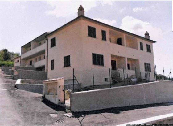 Quota 50% foglio n. 18 particella 828 subalterno n. 10, con un’altezza interna di m 2,70. Tre piani terra, primo e interrato, collegati tra loro con una scala interna. La zona giorno è al piano terra ed è costituita da una cucina, un soggiorno, un bagno, un terrazzo e un’area esterna esclusiva; la zona notte è al piano primo ed è costituita da tre camere, un disimpegno, un bagno e due terrazzi e infine al piano interrato c’è un piccolo servizio igienico. Cat. A/2. Mq 64,5. Quota 50% dell’unità adibita a garage censita al Catasto Fabbricati del comune di Monteleone D’Orvieto al foglio n. 18 particella 828 subalterno n. 4 posta al piano interrato e comunicante con abitazione identificata al sub 10, ha un’altezza interna pari m. 2,40. Cat. C/6. Mq 25,5.