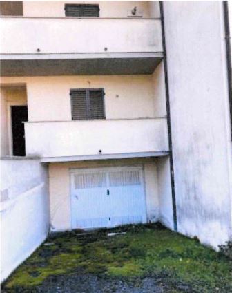 Quota 50% foglio n. 18 particella 828 subalterno n. 12, con un’altezza interna di m 2,70. Tre piani erra, primo e interrato, collegati tra loro con una scala interna. La zona giorno è al piano terra ed è costituita da una cucina, un soggiorno, un bagno, un terrazzo e un’area esterna esclusiva; la zona notte è al piano primo ed è costituita da tre camere, un disimpegno, un bagno e un terrazzo e infine al piano interrato c’è un piccolo servizio igienico. Cat.A/2. Mq 58,5. Quota 50% dell’unità adibita a garage censita al Catasto Fabbricati del comune di Monteleone D’Orvieto al foglio n. 18 particella 828 subalterno n. 6 posta al piano interrato e comunicante con abitazione identificata al sub 12, ha un’altezza interna pari m. 2,40.  Cat. C/6. Mq. 22.