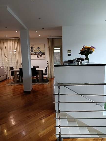 Quota del 20,75% dell'abitazione di tipologia villino. L’abitazione si sviluppa su più livelli: PT, 2 piani interrati e un piano lastrico. Il sub 1 piano terra difformità in planimetria catastale, non corrispondente a stato luoghi a causa di un ampliamento dell’abitazione, avvenuto a discapito della superficie del posto auto; il sub 21 primo piano interrato irregolarità della categoria catastale, attuale C/2 deposito, di fatto destinato alla zona notte dell’abitazione. L’immobile risultava abitato; realizzato con Permesso di Costruire n. 451-2004 (21-04-2005), variante n. 372-2006 (22-01-2007) e denuncia di inizio attività (22-02-2007). ID catastali [N.C.E.U.] NCEU Cat A/7, C/2, C/6 - Foglio 59 – Part.lla 1211 – sub 1-21-2 - civico 289. Sup. mq 227 ragguagliata. Libero. Proprietà 20,75/100