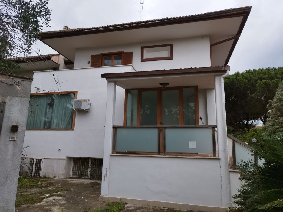 L'unità in stima composta da fabbricato adibito ad abitazione ai piani seminterrato, terra/rialzato e 1°, da fabbricato in muratura destinato a deposito e da struttura destinata a cucina esterna, entrambi al PT con accesso da giardino. Bene in stima si sviluppa su 3 liv. fuori terra ed uno entroterra. Dal raffronto stato dei luoghi con le planim. Lic. Edilizia n.897 (07/12/1973) e Ufficio, si rilevano variazioni di sagoma, installazione di 2 verande sui pianerottoli di accesso all'unità imm. a piano terra/rialzato, chiusura balcone a piano 1°, creazione e spostamento finestre, assenza della seconda scala interna, variazioni distribuzione interna come spostamenti di porte e tramezzi interni. ID catastali [N.C.E.U.] Cat. A/7 - Foglio 53 – Part.lla 402. Sup. mq 241,2. Libero. Proprietà 1/1.