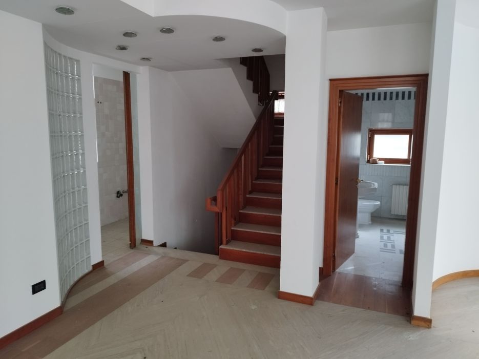 L'unità in stima composta da fabbricato adibito ad abitazione ai piani seminterrato, terra/rialzato e 1°, da fabbricato in muratura destinato a deposito e da struttura destinata a cucina esterna, entrambi al PT con accesso da giardino. Bene in stima si sviluppa su 3 liv. fuori terra ed uno entroterra. Dal raffronto stato dei luoghi con le planim. Lic. Edilizia n.897 (07/12/1973) e Ufficio, si rilevano variazioni di sagoma, installazione di 2 verande sui pianerottoli di accesso all'unità imm. a piano terra/rialzato, chiusura balcone a piano 1°, creazione e spostamento finestre, assenza della seconda scala interna, variazioni distribuzione interna come spostamenti di porte e tramezzi interni. ID catastali [N.C.E.U.] Cat. A/7 - Foglio 53 – Part.lla 402. Sup. mq 241,2. Libero. Proprietà 1/1.