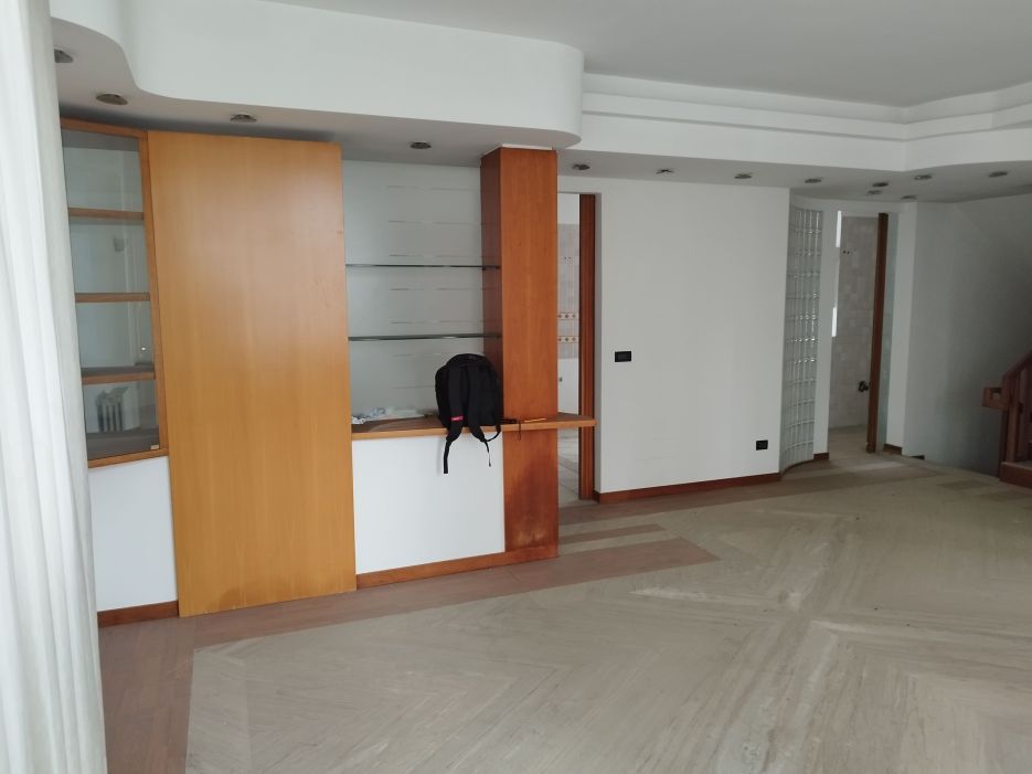 L'unità in stima composta da fabbricato adibito ad abitazione ai piani seminterrato, terra/rialzato e 1°, da fabbricato in muratura destinato a deposito e da struttura destinata a cucina esterna, entrambi al PT con accesso da giardino. Bene in stima si sviluppa su 3 liv. fuori terra ed uno entroterra. Dal raffronto stato dei luoghi con le planim. Lic. Edilizia n.897 (07/12/1973) e Ufficio, si rilevano variazioni di sagoma, installazione di 2 verande sui pianerottoli di accesso all'unità imm. a piano terra/rialzato, chiusura balcone a piano 1°, creazione e spostamento finestre, assenza della seconda scala interna, variazioni distribuzione interna come spostamenti di porte e tramezzi interni. ID catastali [N.C.E.U.] Cat. A/7 - Foglio 53 – Part.lla 402. Sup. mq 241,2. Libero. Proprietà 1/1.