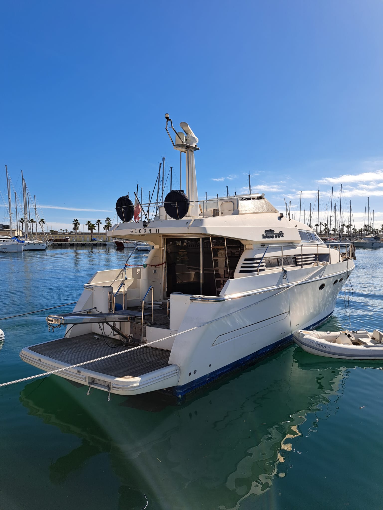 Imbarcazione GILBA II - marca Posillipo - mod. Technema M16, Interni della barca: Ingresso con piccolo patio, salottino, angolo cucina, n. 4 camere da letto con sette posti letto e due bagni; un piccolo fuoribordo, pertinenza dell’imbarcazione principale, tg. 000002002F-141802. Gli interni sono in buono stato; il bene necessita di alcune opere di manutenzione per i motori e lo scafo, i cui costi sono stimati in perizia.