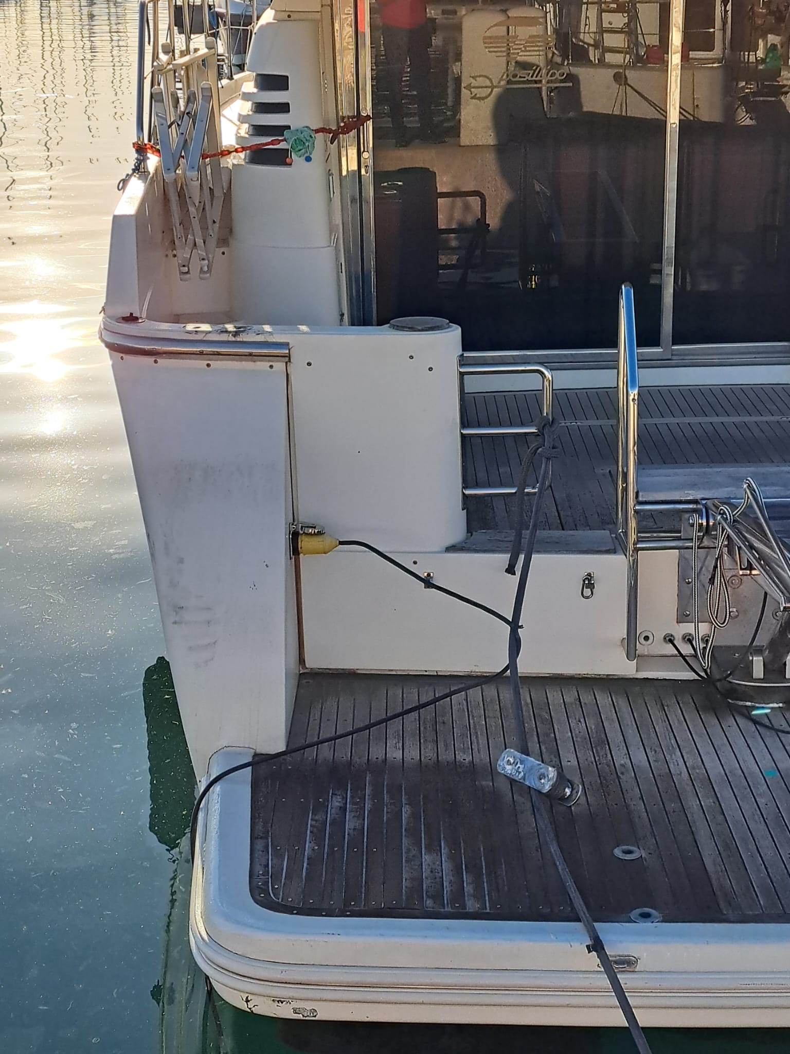 Imbarcazione GILBA II - marca Posillipo - mod. Technema M16, Interni della barca: Ingresso con piccolo patio, salottino, angolo cucina, n. 4 camere da letto con sette posti letto e due bagni; un piccolo fuoribordo, pertinenza dell’imbarcazione principale, tg. 000002002F-141802. Gli interni sono in buono stato; il bene necessita di alcune opere di manutenzione per i motori e lo scafo, i cui costi sono stimati in perizia.