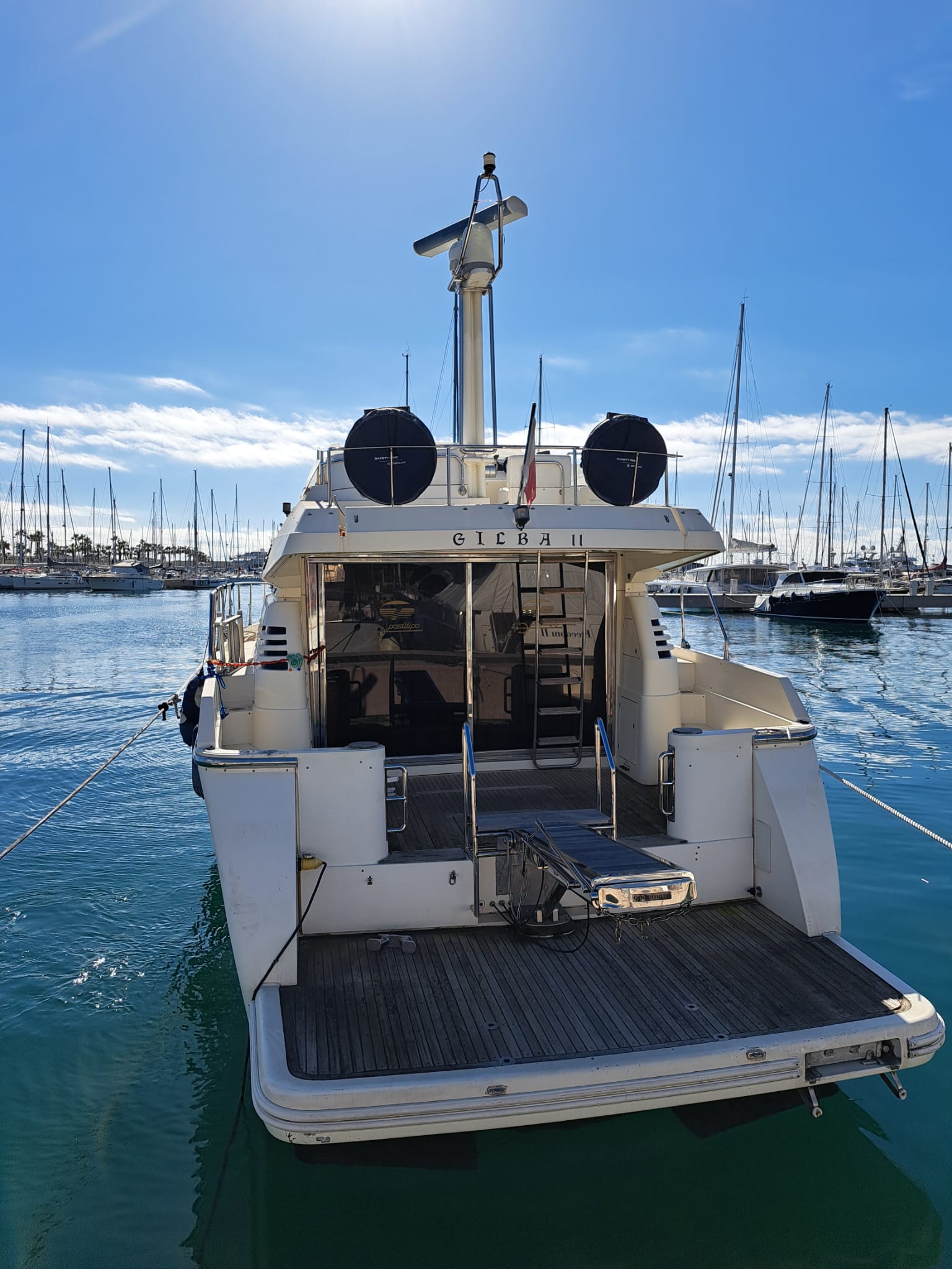 Imbarcazione GILBA II - marca Posillipo - mod. Technema M16, Interni della barca: Ingresso con piccolo patio, salottino, angolo cucina, n. 4 camere da letto con sette posti letto e due bagni; un piccolo fuoribordo, pertinenza dell’imbarcazione principale, tg. 000002002F-141802. Gli interni sono in buono stato; il bene necessita di alcune opere di manutenzione per i motori e lo scafo, i cui costi sono stimati in perizia.