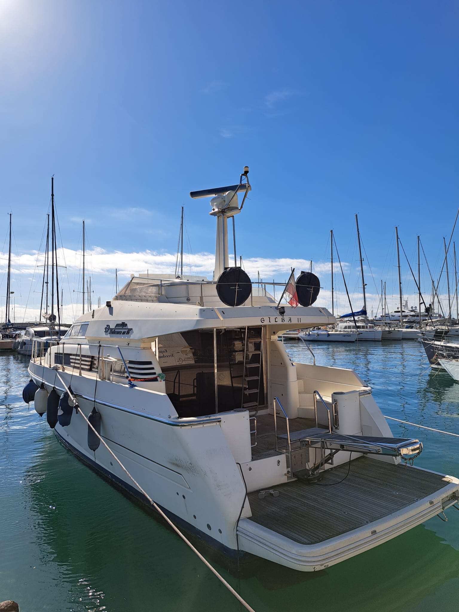 Imbarcazione GILBA II - marca Posillipo - mod. Technema M16, Interni della barca: Ingresso con piccolo patio, salottino, angolo cucina, n. 4 camere da letto con sette posti letto e due bagni; un piccolo fuoribordo, pertinenza dell’imbarcazione principale, tg. 000002002F-141802. Gli interni sono in buono stato; il bene necessita di alcune opere di manutenzione per i motori e lo scafo, i cui costi sono stimati in perizia.