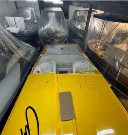 Natante CIGARETTE MOD. 31 BULLET MERCRUISER MERCURY MODELLO 496, motori 2 Mercruiser 455 Magnum, anno di imm. 1990 anno di costr. 1989, Imbaracazione refittata e rimotorizzata totalmente tra il 2022/2023, lunghezza 9,4m - larghezza 2,6m - velocità massima 60 nodi - velocità di crociera 35 nodi - dislocamento 4500t - pescaggio 0,75m - scadenza RINA - bandiera Italiana. L'imbarcazione dispone di allestimento interno: 1 bagno - 1 ampia dinette laterali - 1 poltrona vista poppa - 1 cabina armatoriale di prua aperta a V - cuscineria completa bianca - tendaggi completa - cuscineria interna completa in perfetto stato d'uso