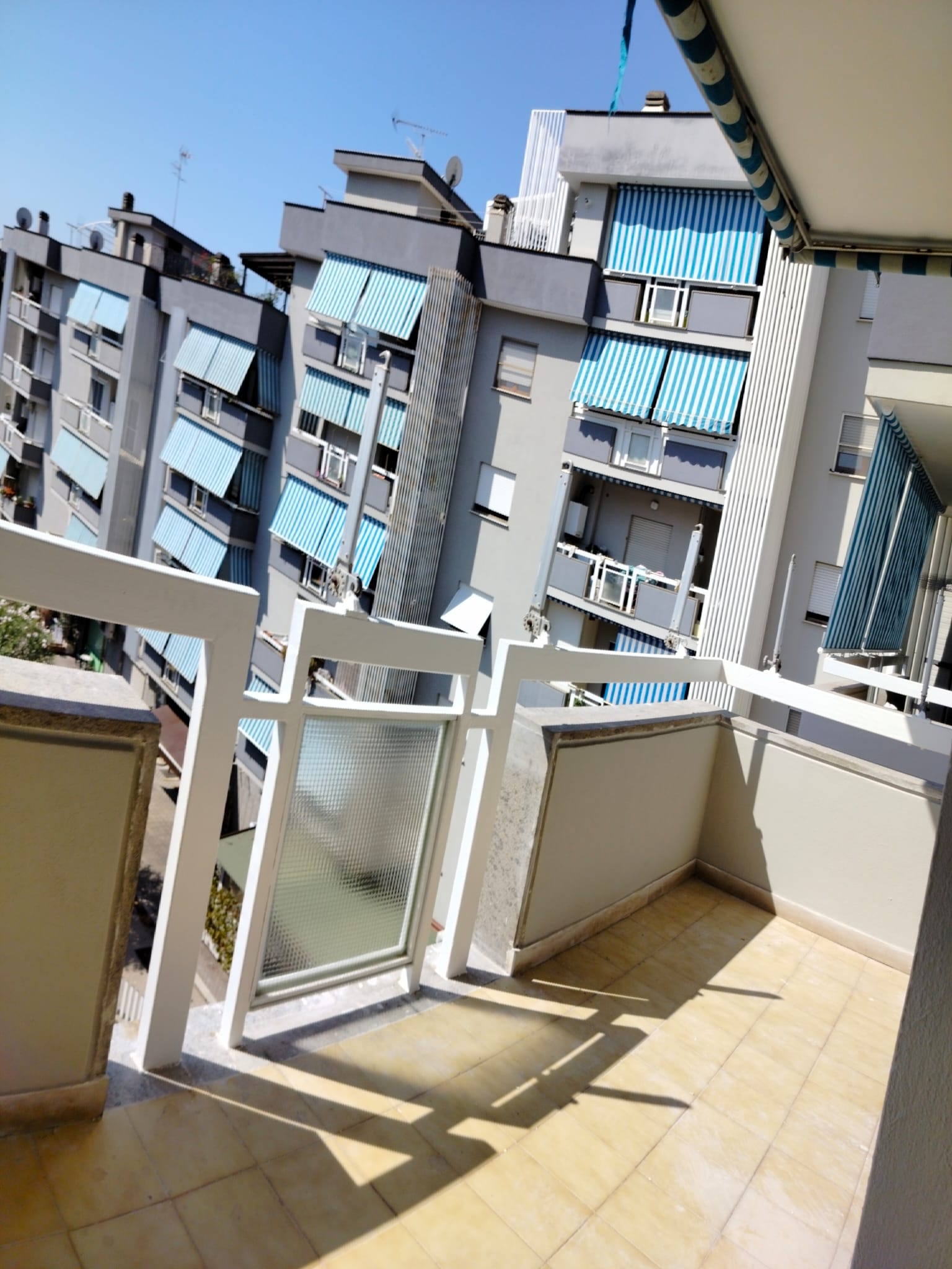 appartamento posto al quarto piano con ascensore composto da 6,5 vani, rendita catastale € 537 sito in quartiere servito da tutti i servizi, discrete condizioni generali. Quartiere ben attrezzato e funzionale alle esigenze dei residenti. Sup catastale 105. Libero. Piena Proprietà. Turno 1^.