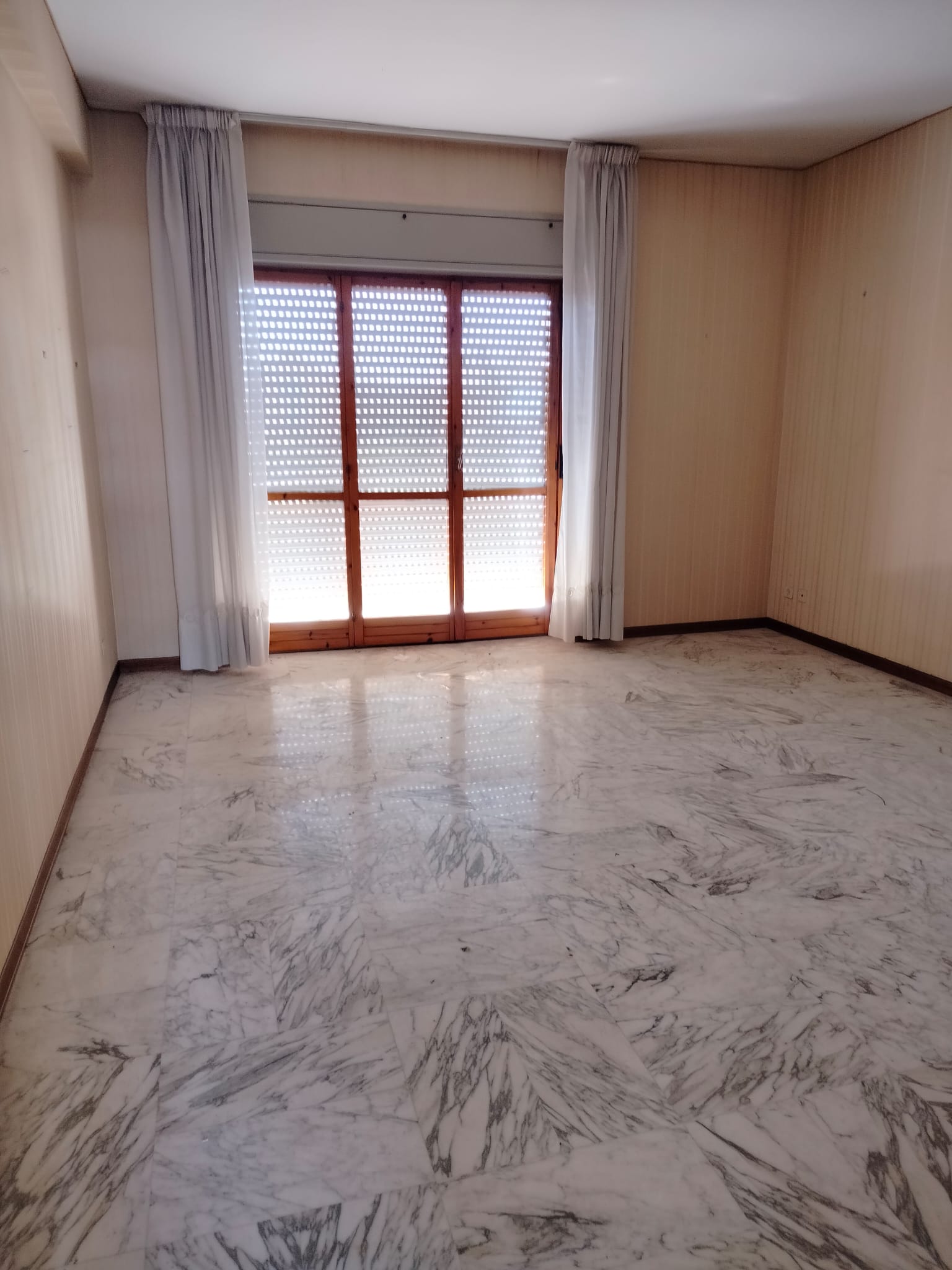 appartamento posto al quarto piano con ascensore composto da 6,5 vani, rendita catastale € 537 sito in quartiere servito da tutti i servizi, discrete condizioni generali. Quartiere ben attrezzato e funzionale alle esigenze dei residenti. Sup catastale 105. Libero. Piena Proprietà. Turno 1^.