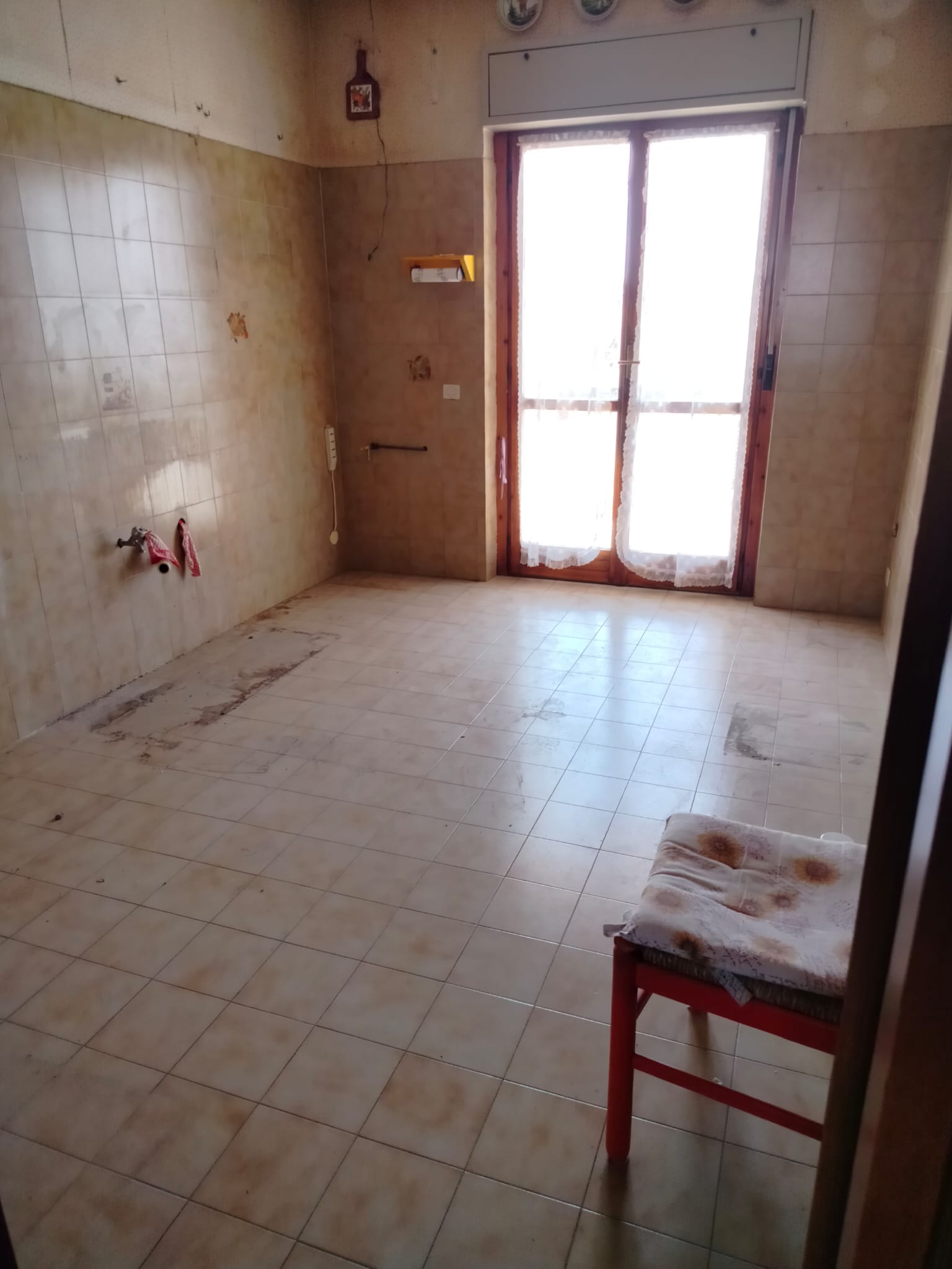 appartamento posto al quarto piano con ascensore composto da 6,5 vani, rendita catastale € 537 sito in quartiere servito da tutti i servizi, discrete condizioni generali. Quartiere ben attrezzato e funzionale alle esigenze dei residenti. Sup catastale 105. Libero. Piena Proprietà. Turno 1^.
